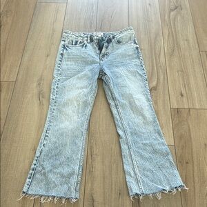Vigoss Light Blue Cropped Jeans with Frayed Hem